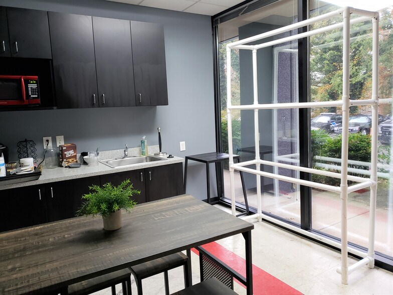 More Photos Of 7840 Roswell Rd, Sandy Springs Office For Sale