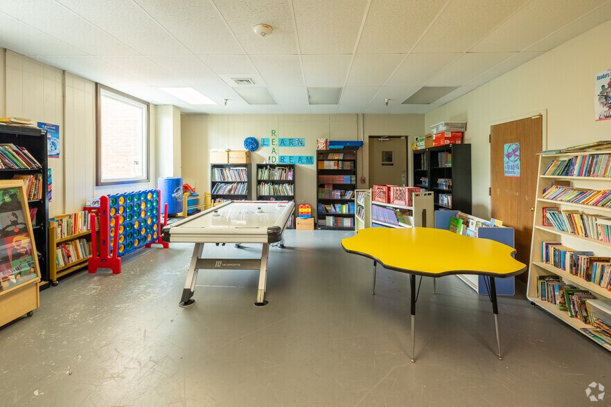 More Photos Of 447 Hamilton St, Toledo Light Distribution For Sale