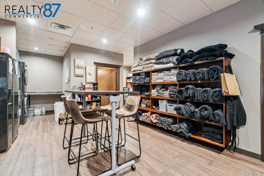 More Photos Of 2931 7th Ave, Marion General Retail For Lease