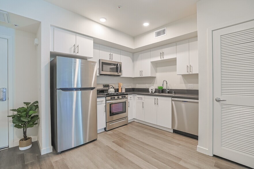 More Photos Of 10555 Bloomfield St, Toluca Lake Apartments For Sale