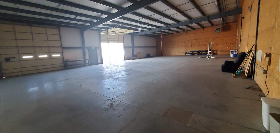 More Photos Of 231 SE 53rd St, Topeka Warehouse For Lease