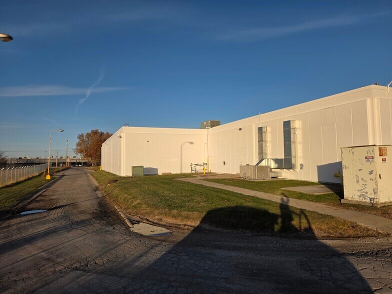 More Photos Of 300 Airport Rd, Ames Warehouse For Sale