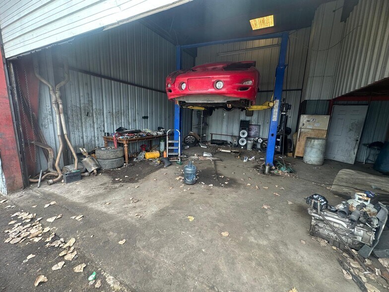 More Photos Of 5454 N Shepherd Dr, Houston Auto Salvage Facility For Lease