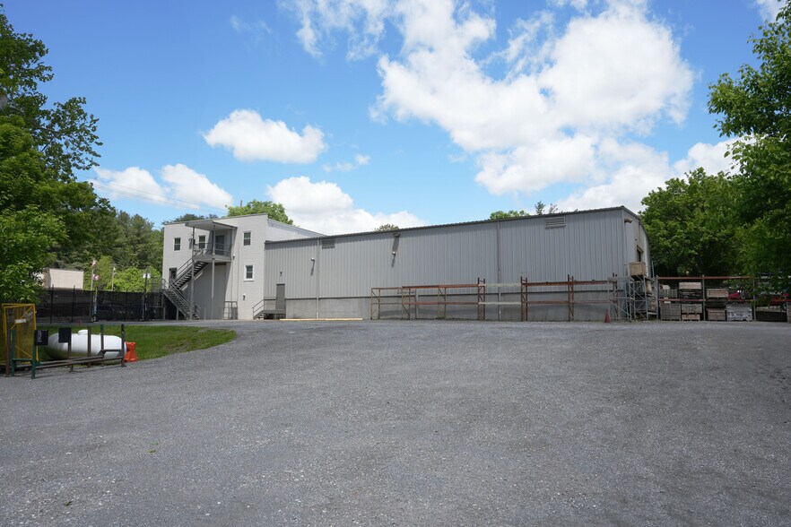 More Photos Of 7757 Woodbine Rd, Woodbine Warehouse For Lease