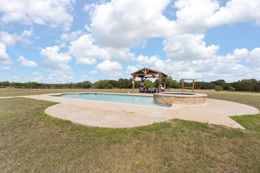 More Photos Of 3119 County Road 2730, Glen Rose Lodge Meeting Hall For Sale