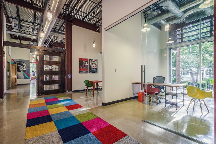 More Photos Of 102 9th St, San Antonio Office For Sale
