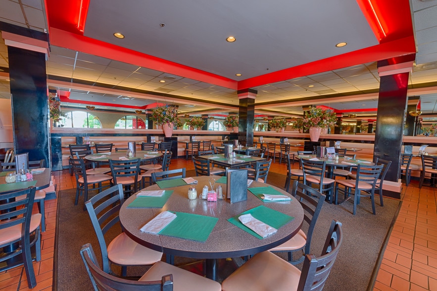 More Photos Of 31555 Woodward Ave, Royal Oak Restaurant For Lease