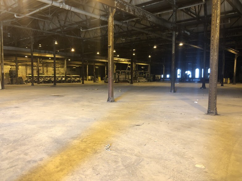 More Photos Of 900 Sterling St, LaSalle Warehouse For Lease
