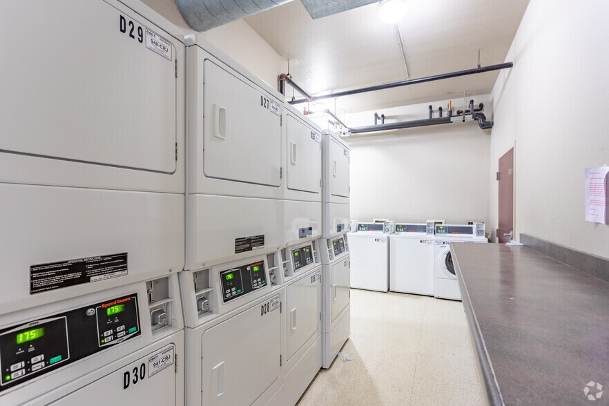 More Photos Of 513 Adams St, Toledo Apartments For Lease