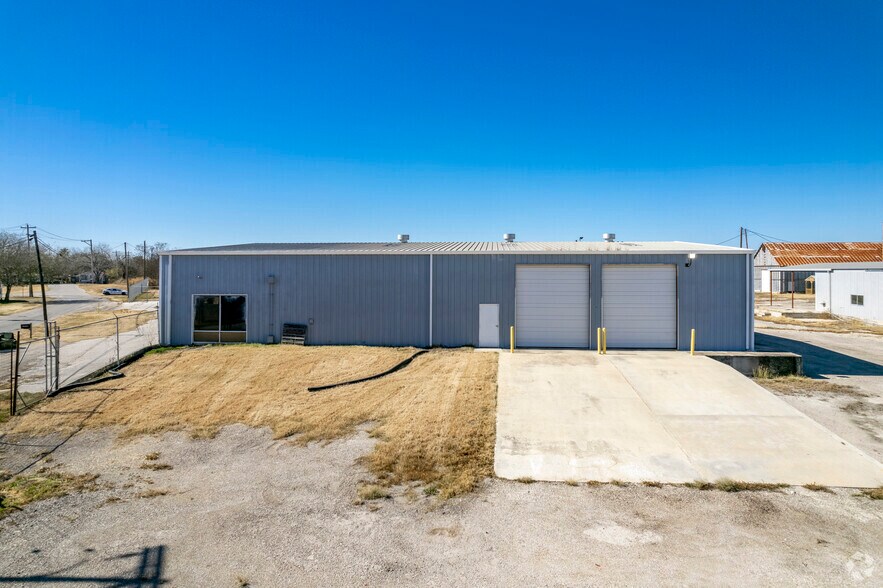 More Photos Of 205 E Dailey St, Kenedy Warehouse For Sale