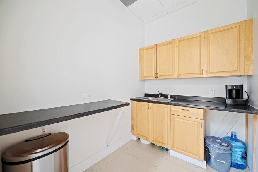More Photos Of 175 SW 7th St, Miami Medical For Sale