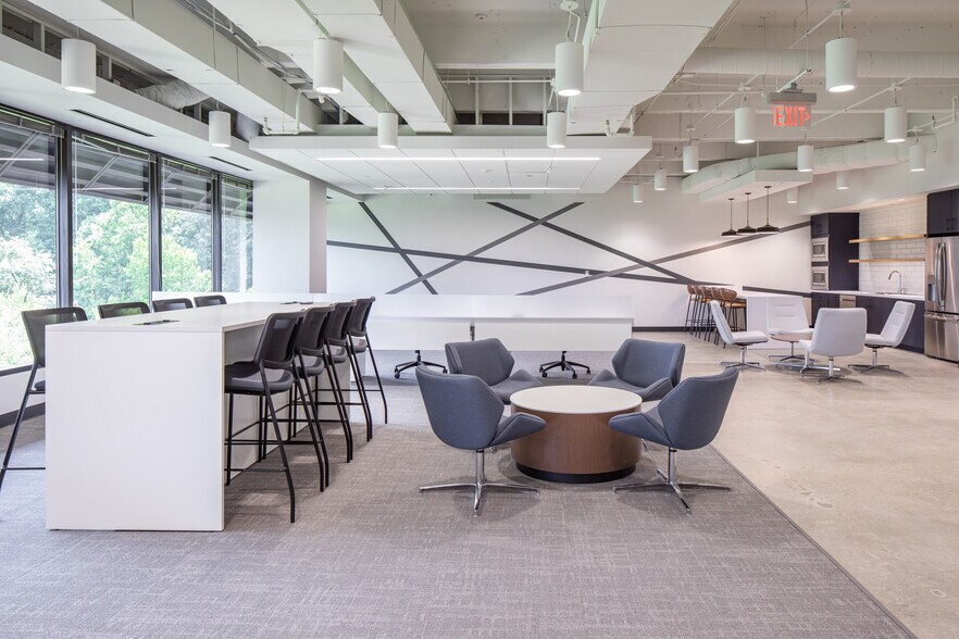 More Photos Of 2 Ravinia Dr, Atlanta Office For Lease