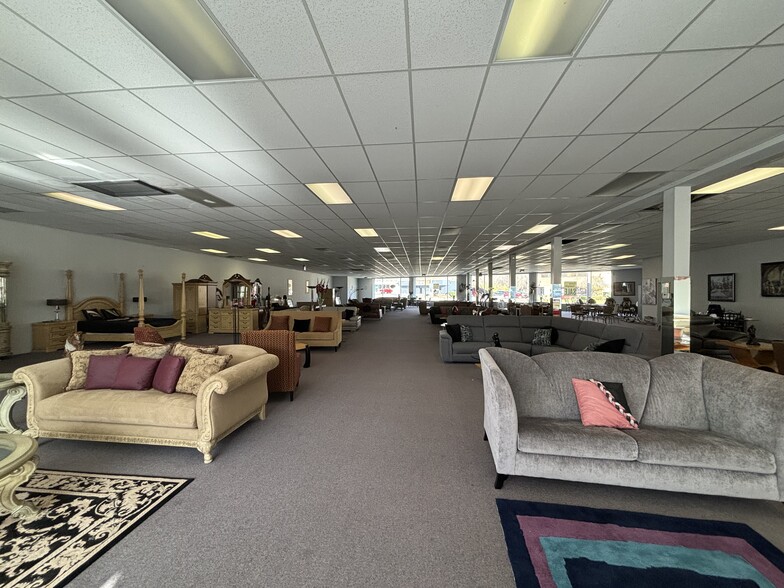 More Photos Of 32315 Grand River Ave, Farmington Freestanding For Lease