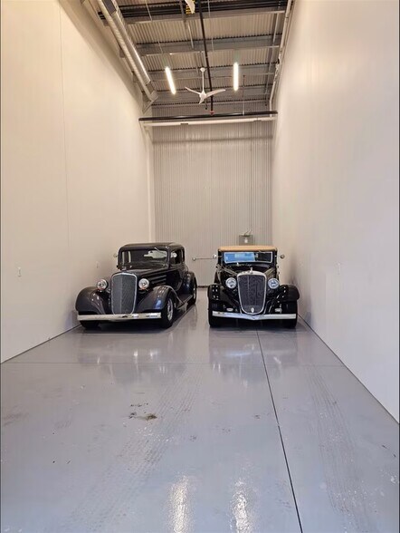 More Photos Of 264 Apex Dr, Pontiac Parking Garage For Sale