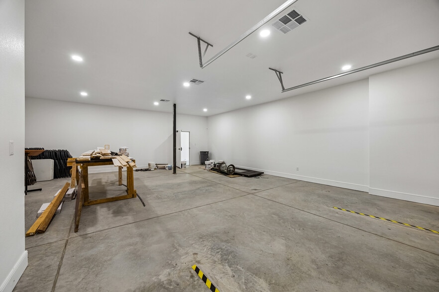 More Photos Of 908 Cresthaven Dr, Euless Showroom For Lease