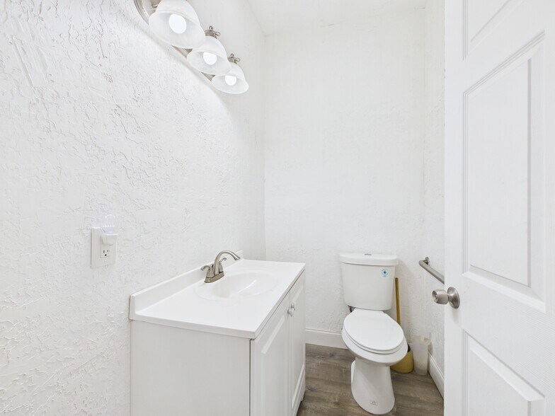 More Photos Of 1 Beverly Hills Blvd, Beverly Hills General Retail For Sale