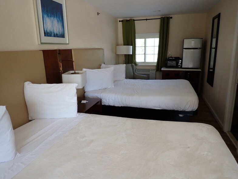 More Photos Of 13 Wadleigh Rd, Rochester Hotel For Sale