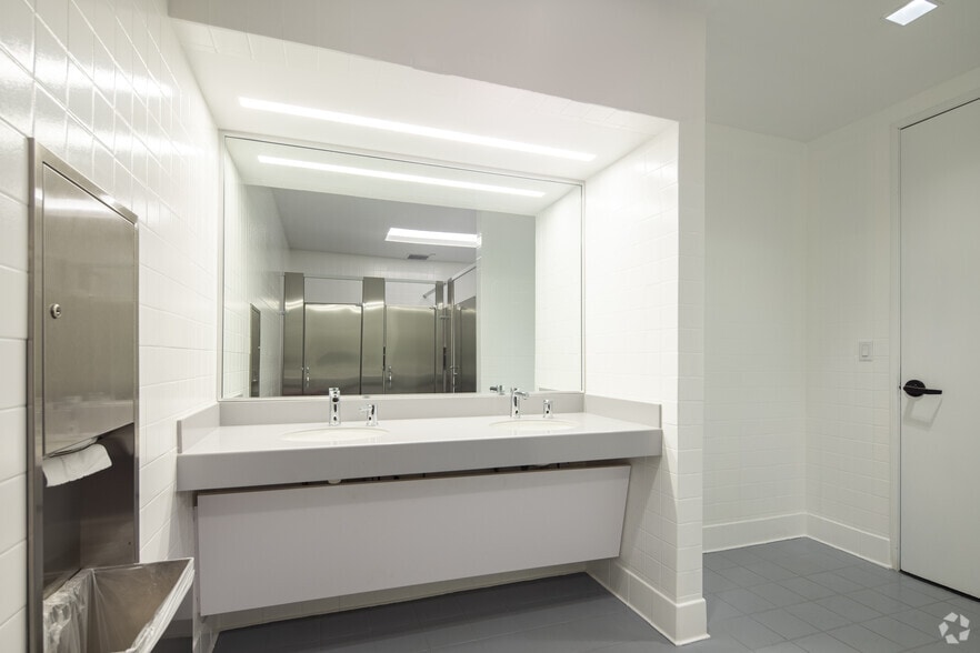 More Photos Of 6345 Balboa Blvd, Encino Unknown For Lease