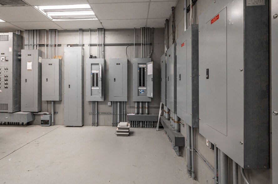 More Photos Of 16-18 Trowbridge Dr, Bethel Light Manufacturing For Sale