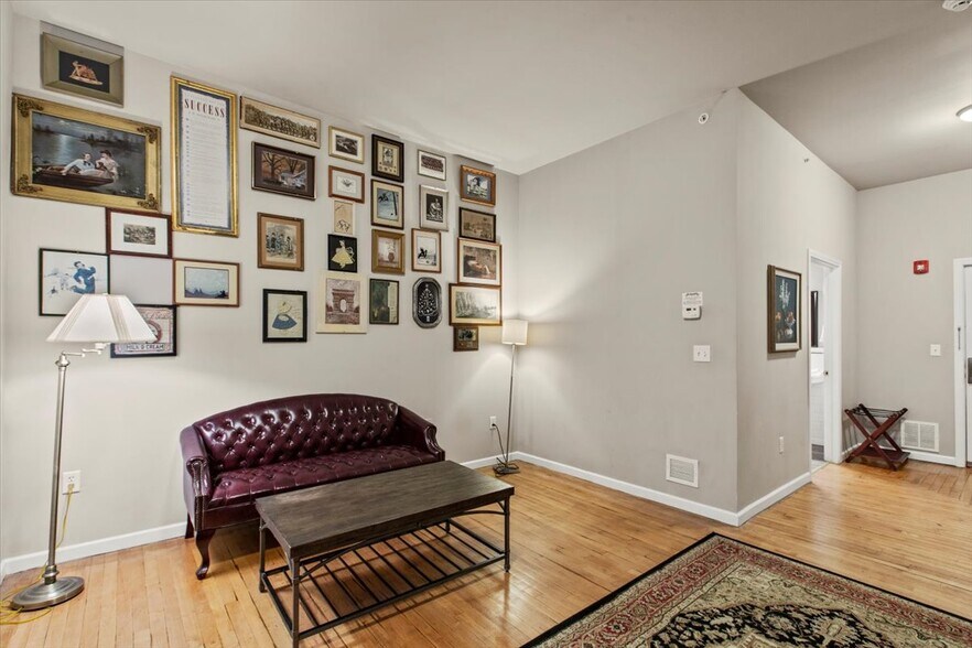 More Photos Of 49 Florida Ave, Amsterdam Hospitality For Sale