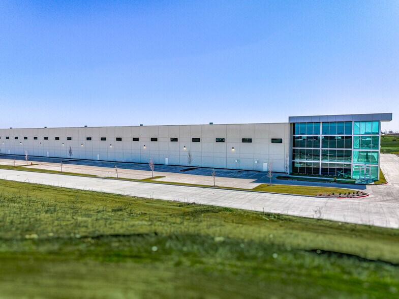 More Photos Of 611 N Stemmons Fwy, Sanger Warehouse For Lease