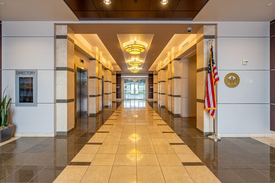 More Photos Of 3900 E Camelback Rd, Phoenix Office For Lease