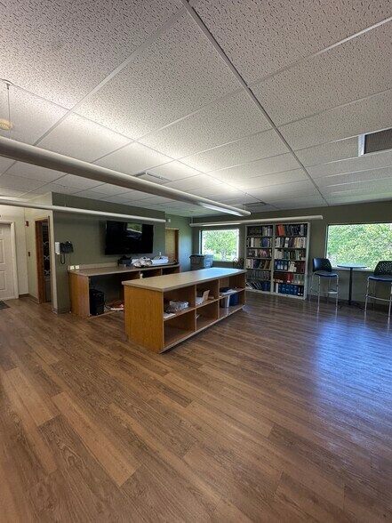 More Photos Of 9201 E 63rd St, Raytown Office For Lease