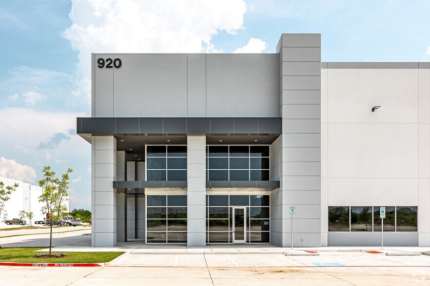More Photos Of 920 S Western Blvd, Denton Warehouse For Lease