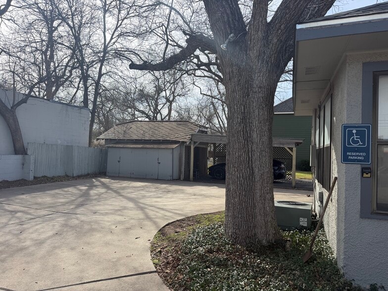 More Photos Of 102 E University Ave, Georgetown Office For Sale