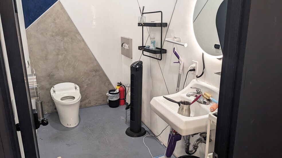 More Photos Of 500 N La Brea Ave, Los Angeles Storefront Retail Office For Lease