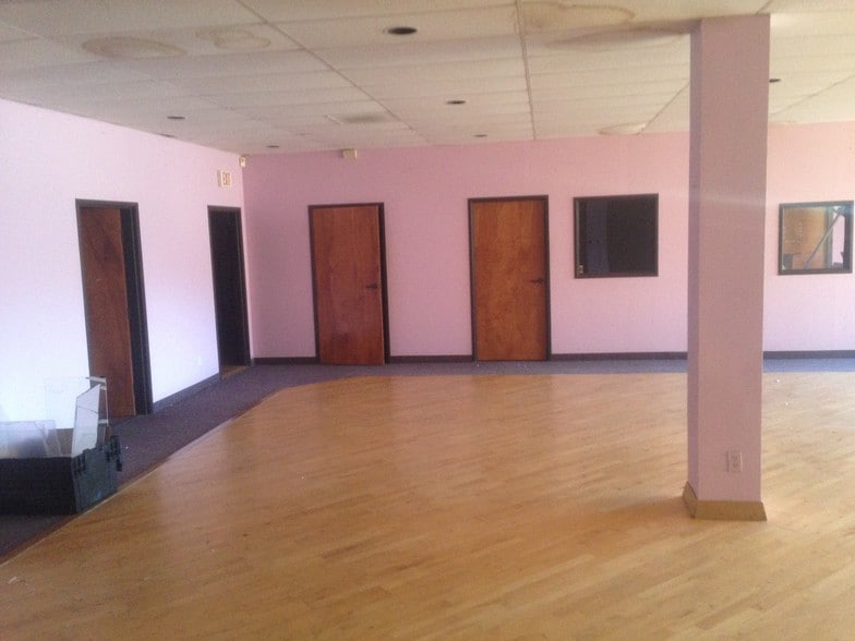 More Photos Of 209 Bedford Rd, Bedford General Retail For Lease