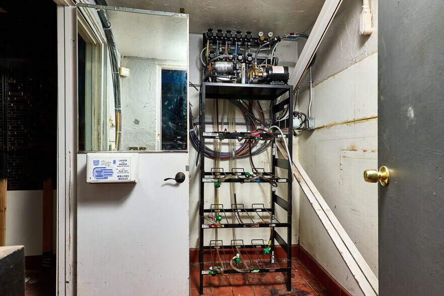 More Photos Of 910 2nd St, Sacramento Bar For Sale