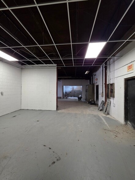 More Photos Of 1071 Waveland Ave, Franklin Park Warehouse For Sale