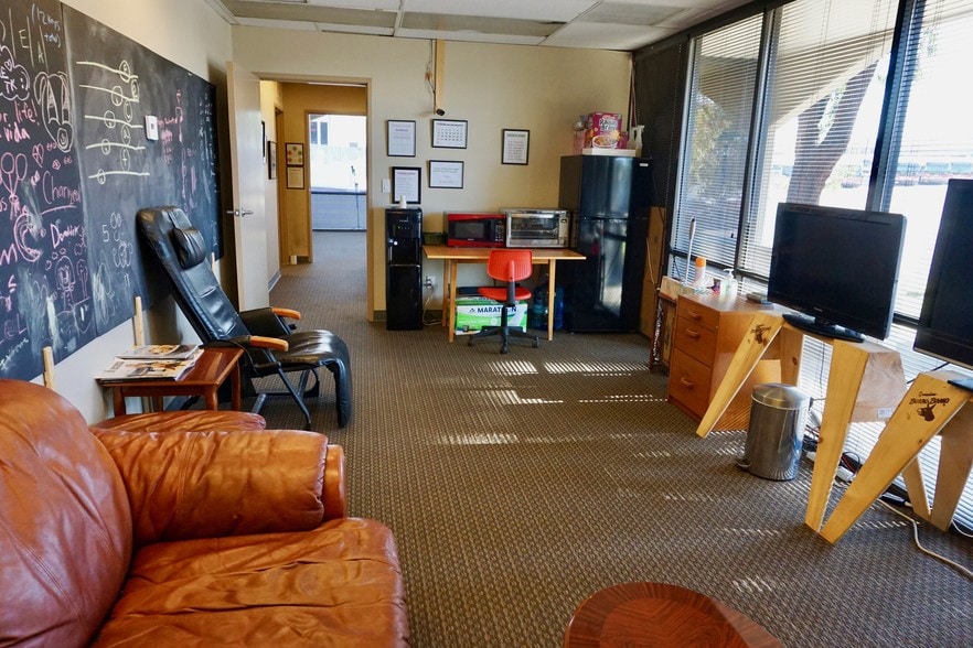 More Photos Of 7370 Opportunity Rd, San Diego Warehouse For Lease