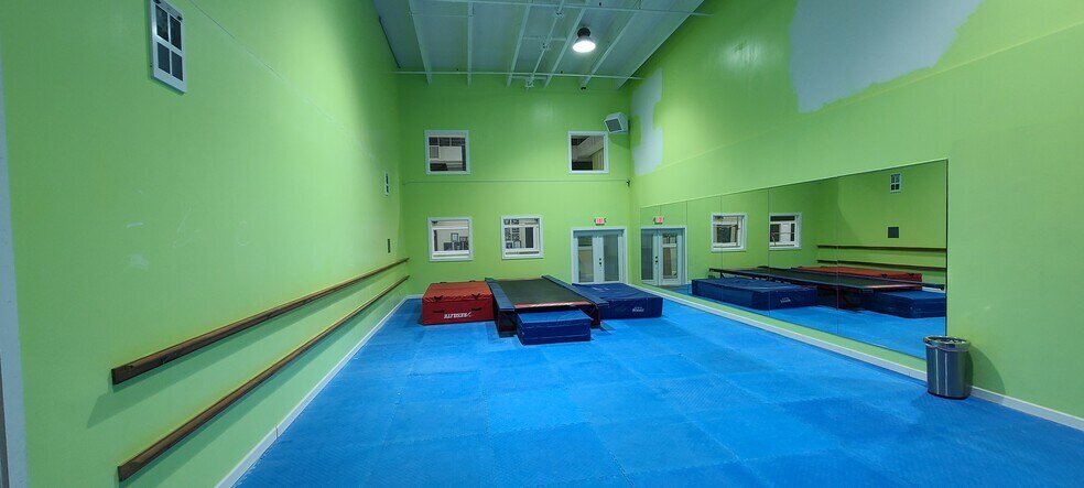 More Photos Of 310 N 21st St, Purcellville Manufacturing For Lease