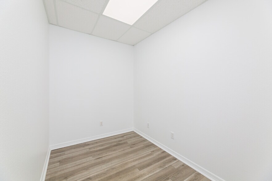 More Photos Of 128 Tomahawk Dr, Indian Harbour Beach Warehouse For Lease