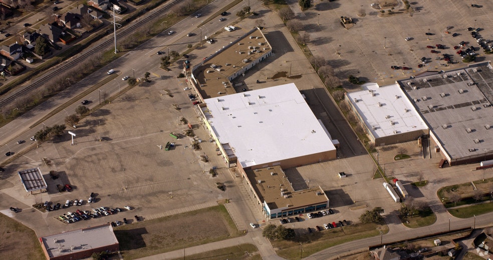 More Photos Of 3046 Lavon Dr, Garland General Retail For Lease