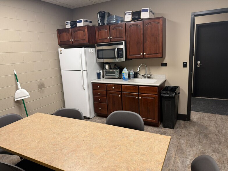 More Photos Of 4901 Prime Pky, McHenry Warehouse For Sale