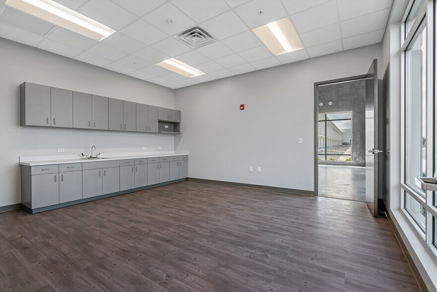 More Photos Of 2796 NW 35th St, Ocala Distribution For Lease