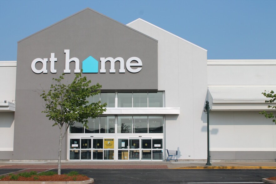 More Photos Of 376 Universal Dr N, North Haven Storefront For Lease