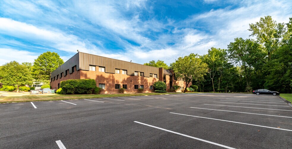 More Photos Of 40 Ramland Rd, Orangeburg Office For Lease