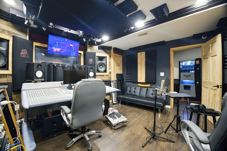 More Photos Of 83 Limekiln Pike, Glenside Storefront Retail Residential For Sale