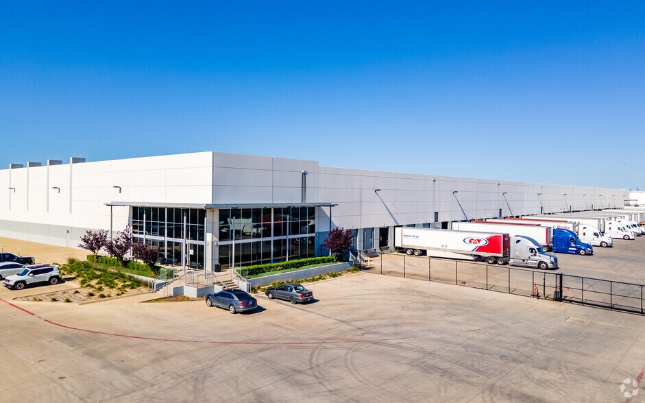 More Photos Of 2250 Lion Country Pky, Grand Prairie Distribution For Lease