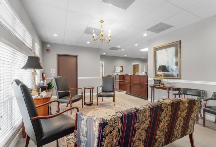 More Photos Of 212 Madison St, Clarksville Office For Lease