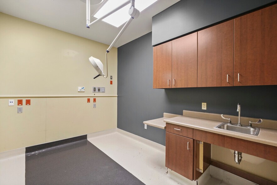 More Photos Of 27126 Northwest Fwy, Cypress Freestanding For Lease