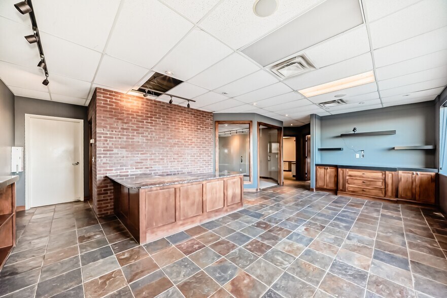 More Photos Of 16 Commercial Dr, Calgary Warehouse For Lease