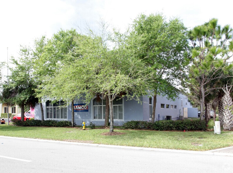 More Photos Of 25090 Bernwood Dr, Bonita Springs Showroom For Sale