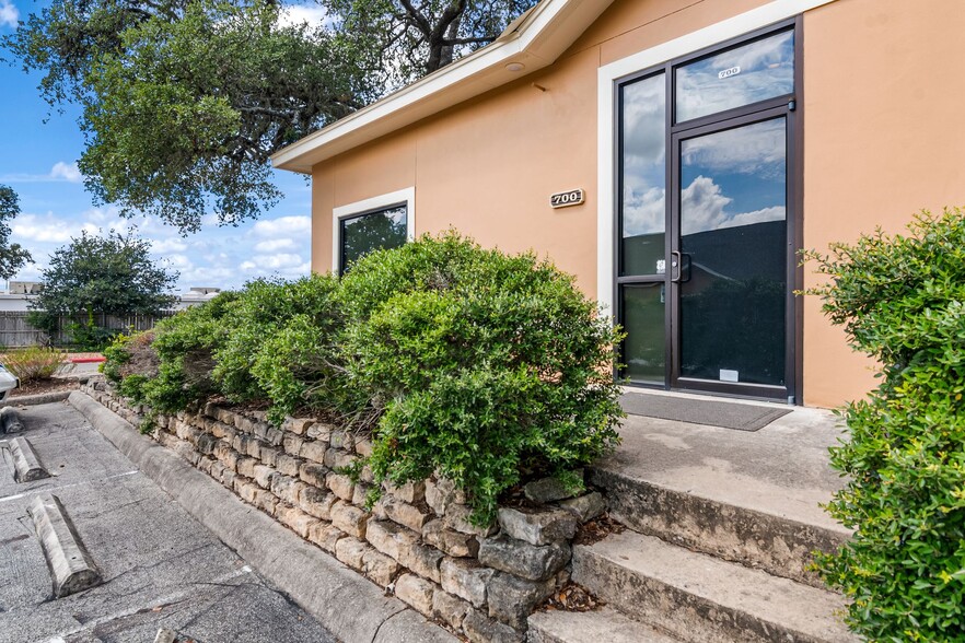 Primary Photo Of 109 Falls Ct, Boerne Medical For Sale