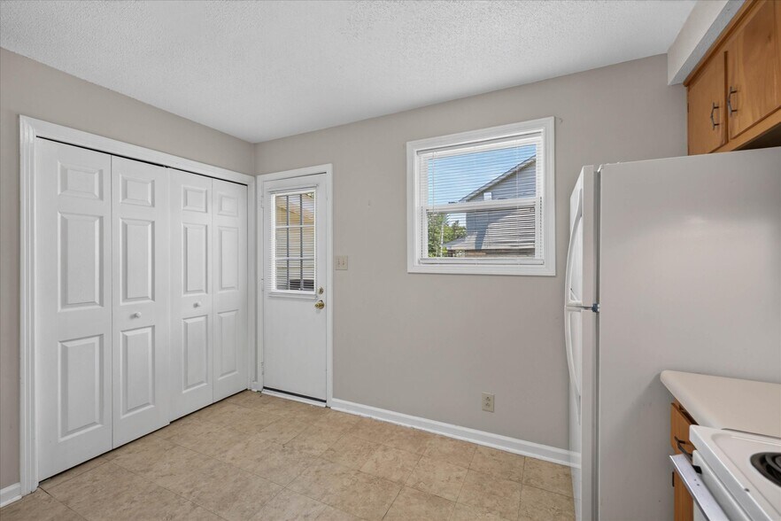 More Photos Of 1531 E Knollwood Cir, Clarksville Apartments For Sale