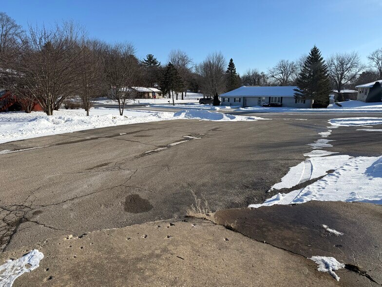 More Photos Of 808-810 N Monroe St, Waterloo Freestanding For Lease